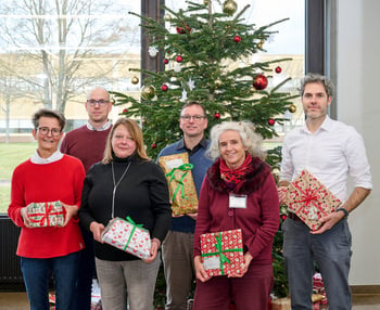 Verpacken für einen guten Zweck – Syntegon erfüllt Weihnachtswünsche