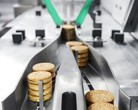 Syntegon's automated handling system efficiently arranges sandwich cookies for seamless packaging.